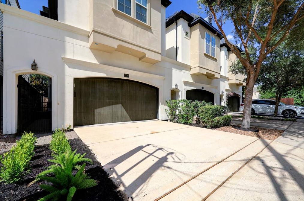5730 Darling St, Houston, TX 77007-1831