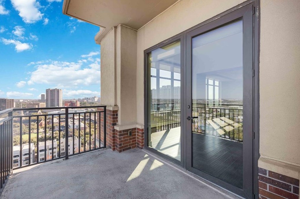 4 Chelsea Blvd, Houston TX  77006-6202 exterior