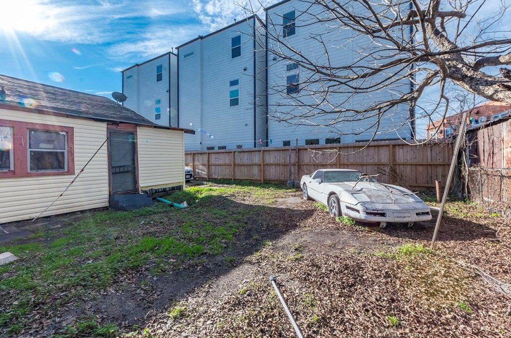 320 Eastwood St, Houston TX  77021-4218 exterior