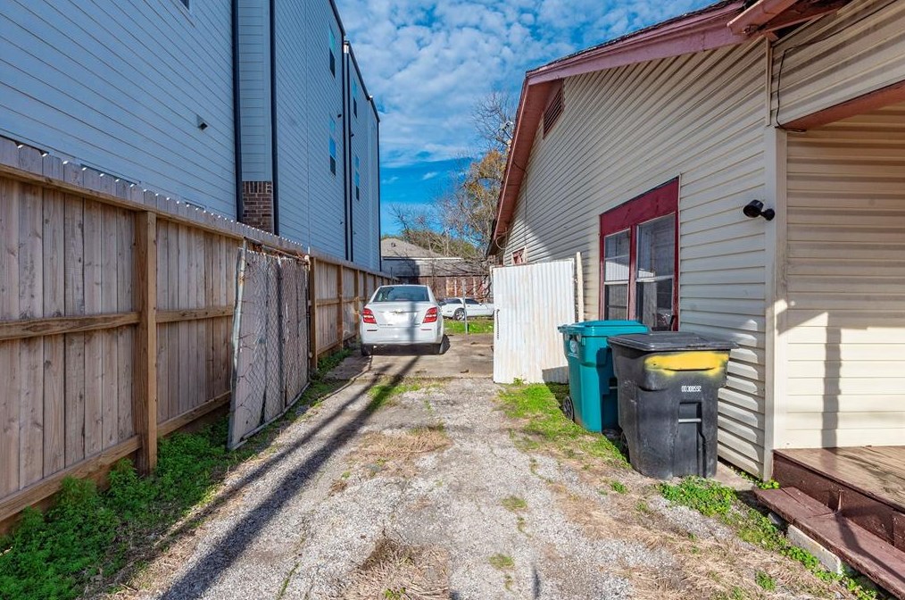 320 Eastwood St, Houston TX  77021-4218 exterior