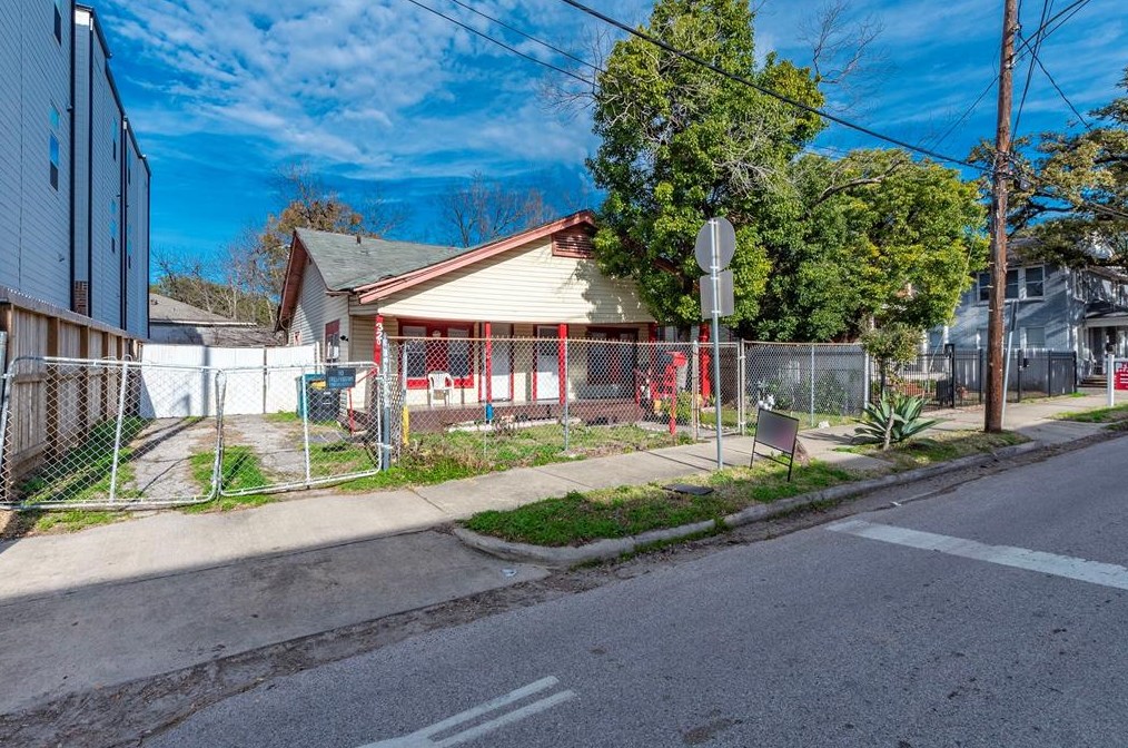 320 Eastwood St, Houston TX  77011-4004 exterior