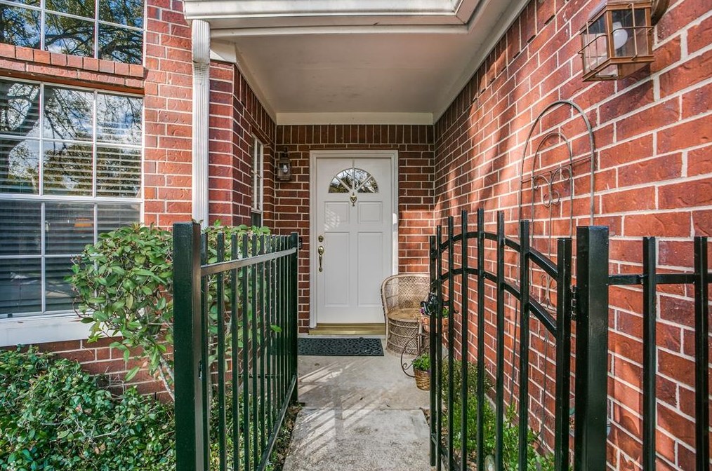 1363 Bullock Ln, Houston, TX 77055-4103