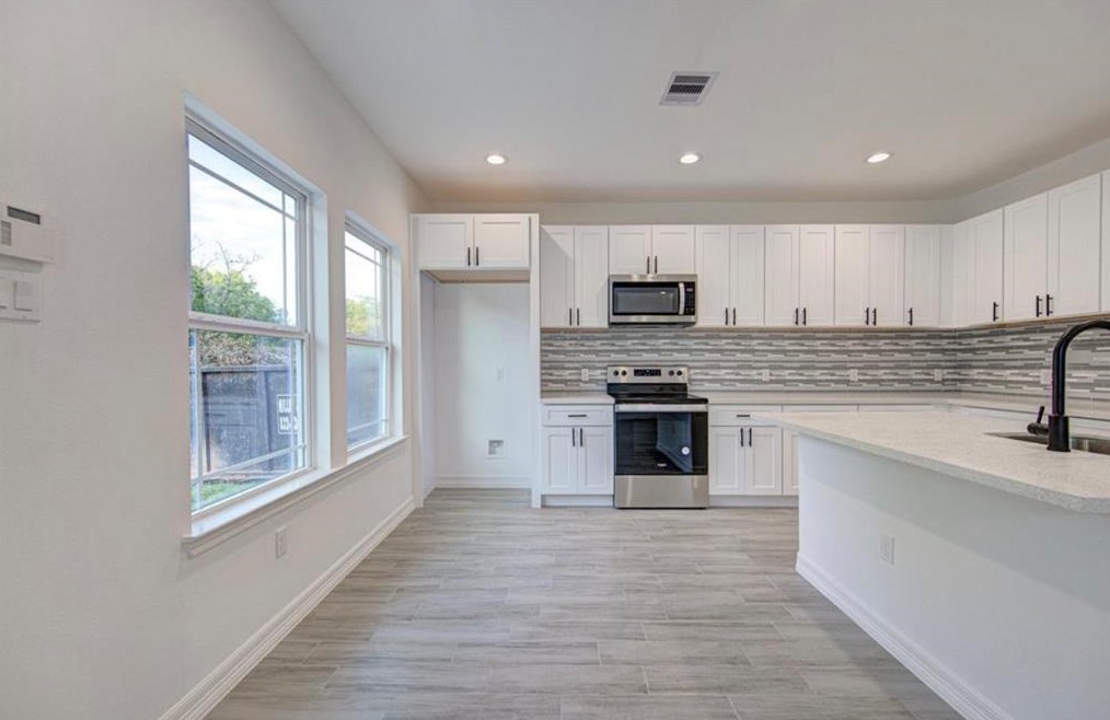 5430 Heron Dr, Houston TX  77033-3128 exterior