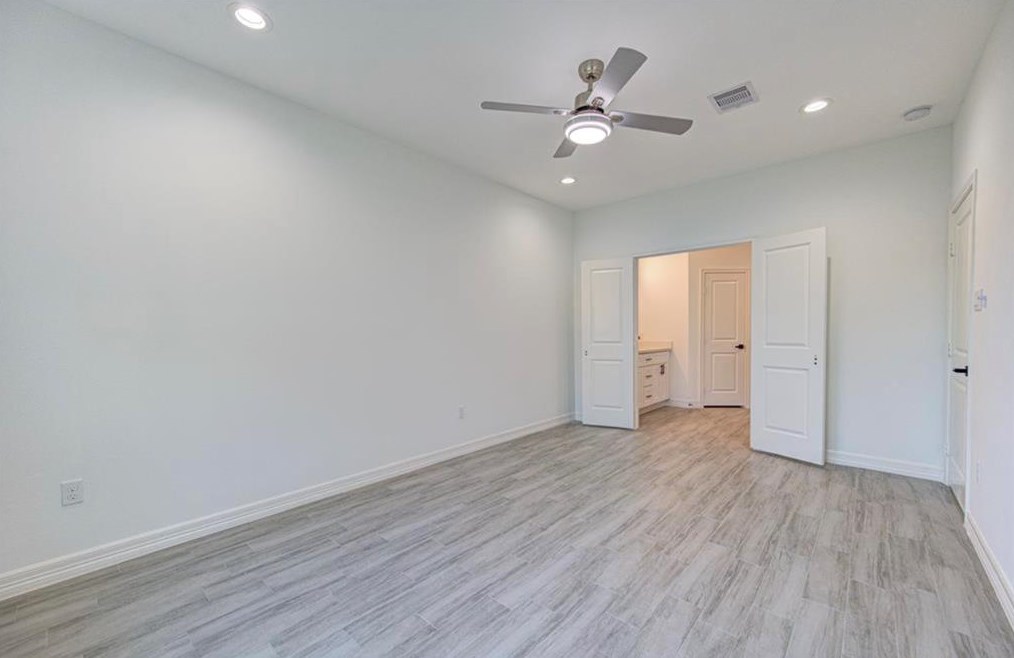 5430 Heron Dr, Houston TX  77033-3128 exterior