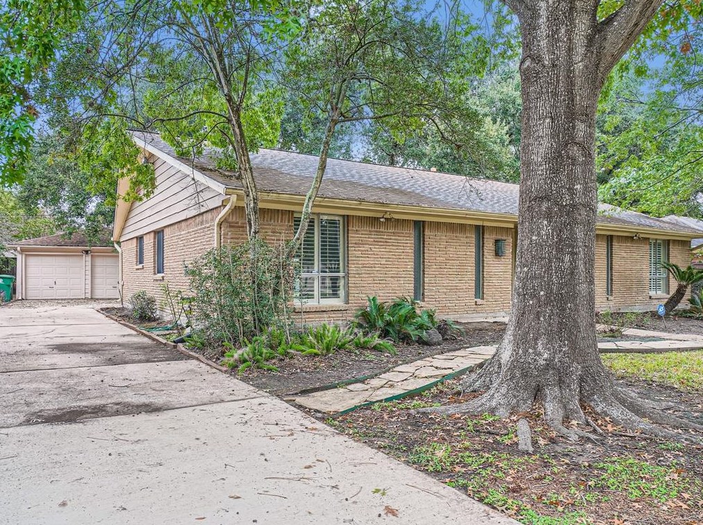 5510 Braesvalley Dr, Houston, TX 77096-3002