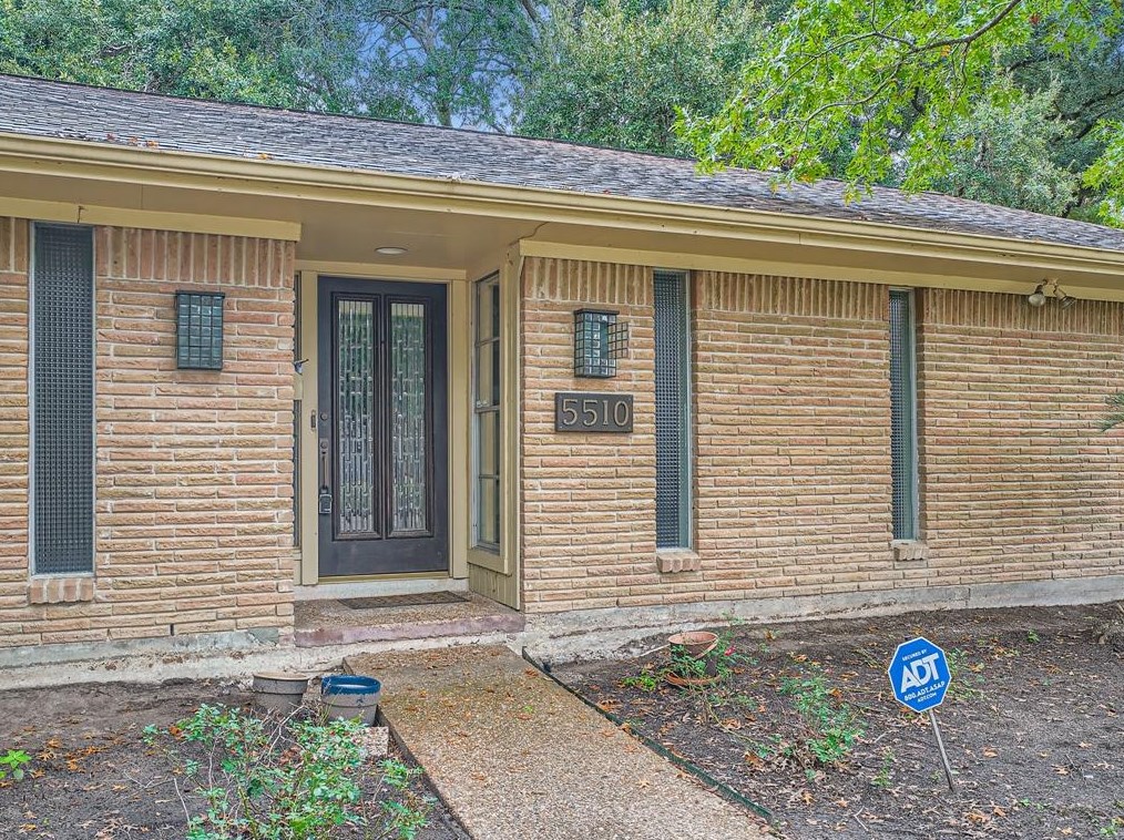 5510 Braesvalley Dr, Houston TX  77096-3002 exterior