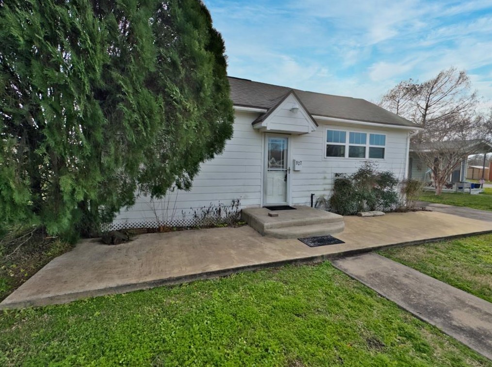 927 5th St, Jones Creek, TX 77541-5413