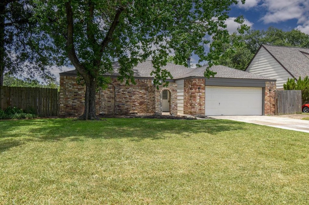 2023 Lexington Woods Dr, Spring TX  77373-3107 exterior