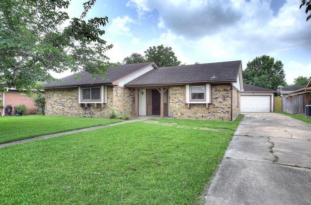 10626 Sagewind Dr, Houston, TX 77089