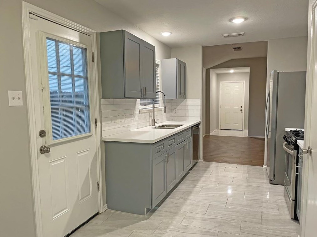 14207 Stone Cottage Ln, Houston TX  77047-4582 exterior