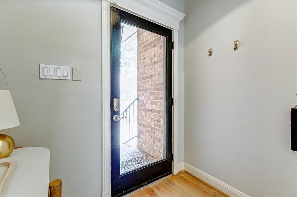 1802 Potomac Dr, Houston TX  77057-3097 exterior