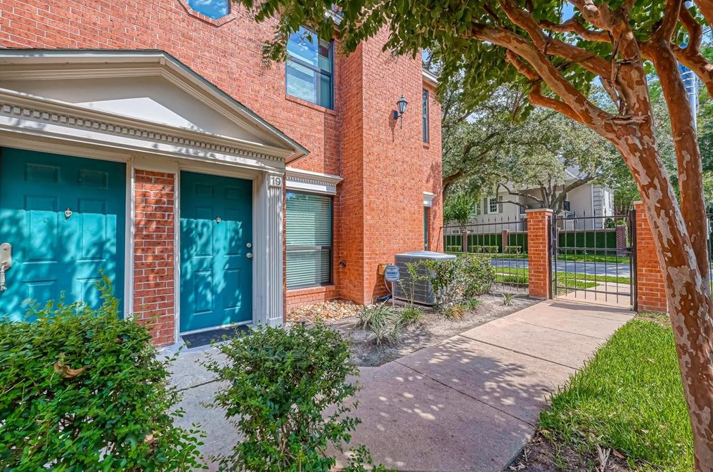 3330 Las Palmas St, Houston, TX 77027-6352