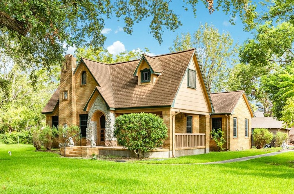 229 E Cedar St, Angleton, TX 77515