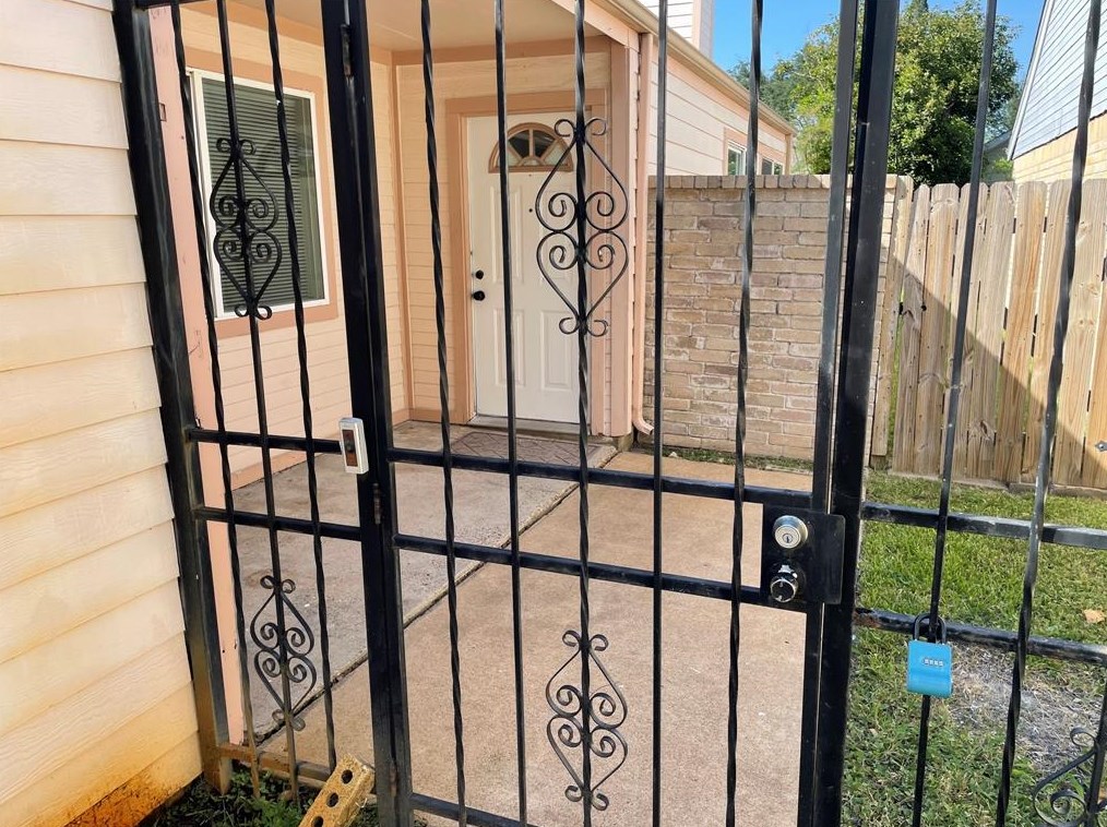 11606 Riderwood Dr, Houston TX  77099-1556 exterior