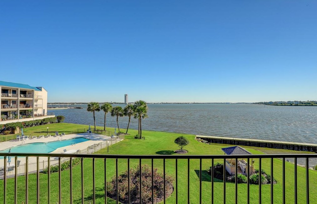 351 Lakeside Ln, Houston, TX 77058-4301