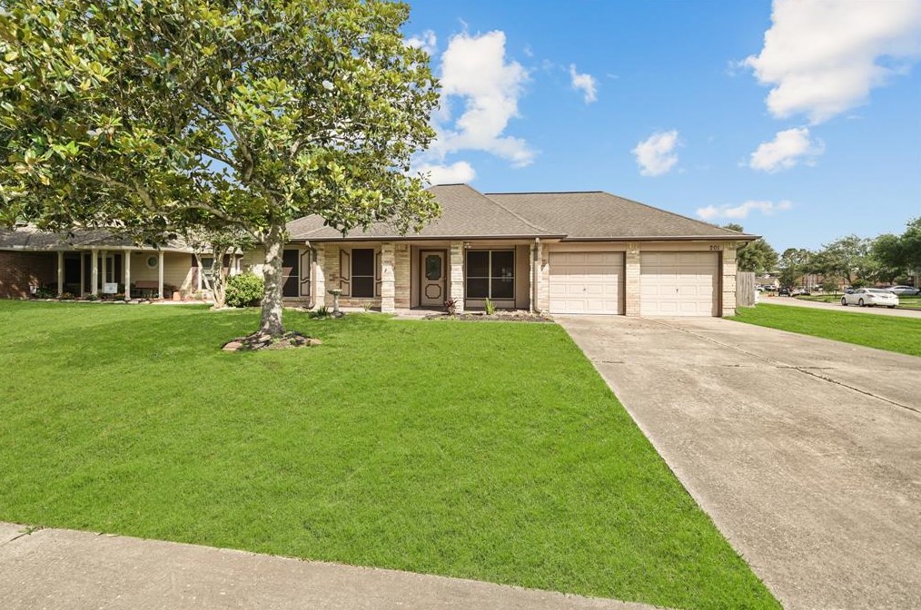 201 Morningside Dr, League City, TX 77573