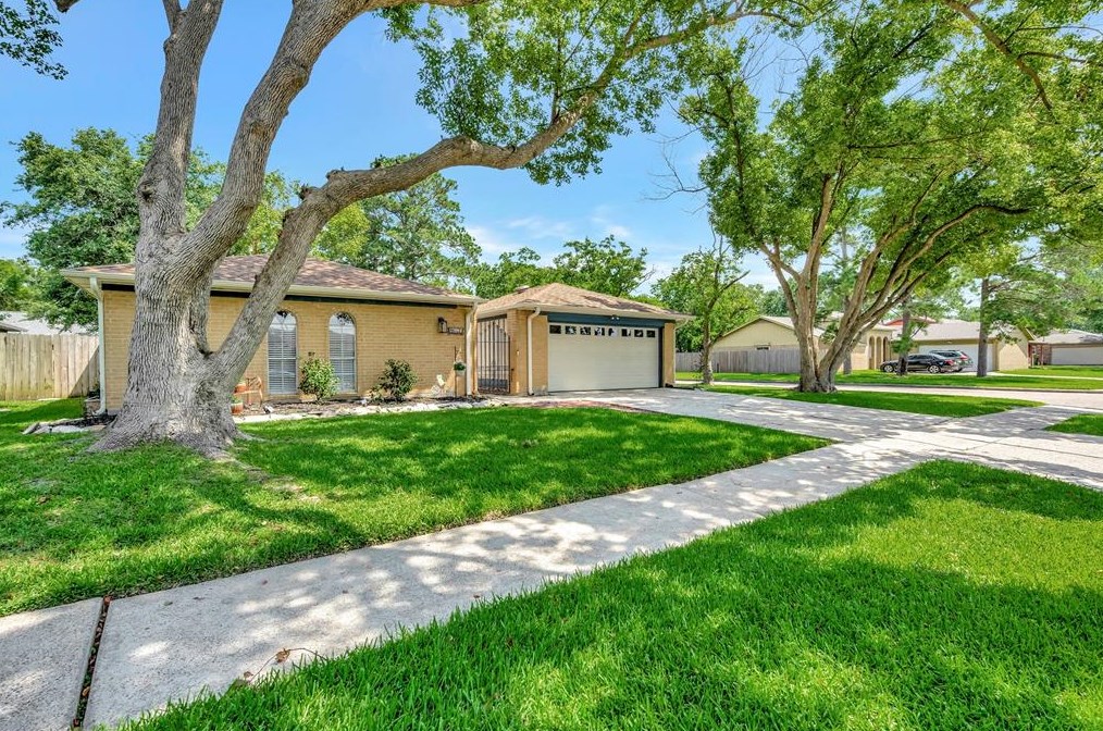 16335 Havenhurst Dr, Houston, TX 77059-5304