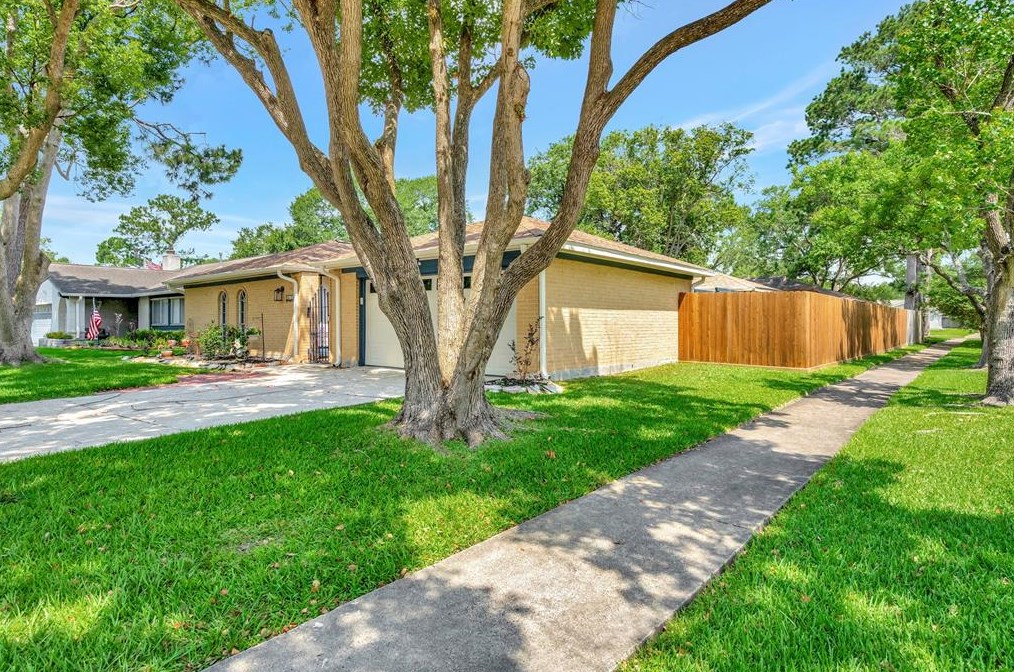 16335 Havenhurst Dr, Houston TX  77059-5304 exterior