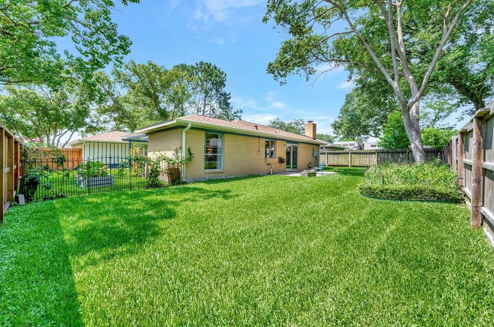 16335 Havenhurst Dr, Houston TX  77059-5306 exterior