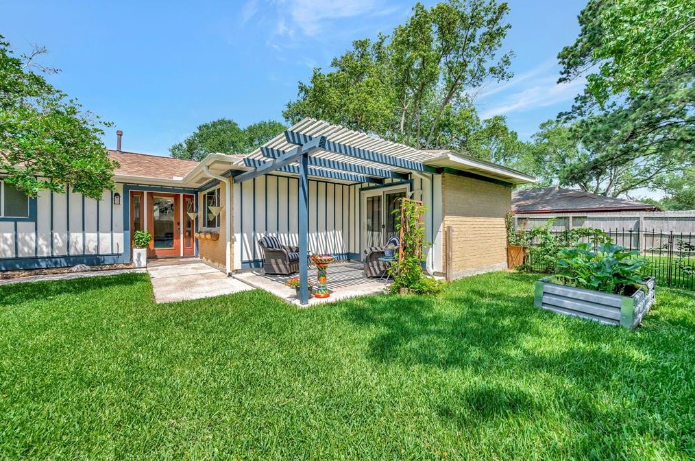 16335 Havenhurst Dr, Houston TX  77059-5306 exterior
