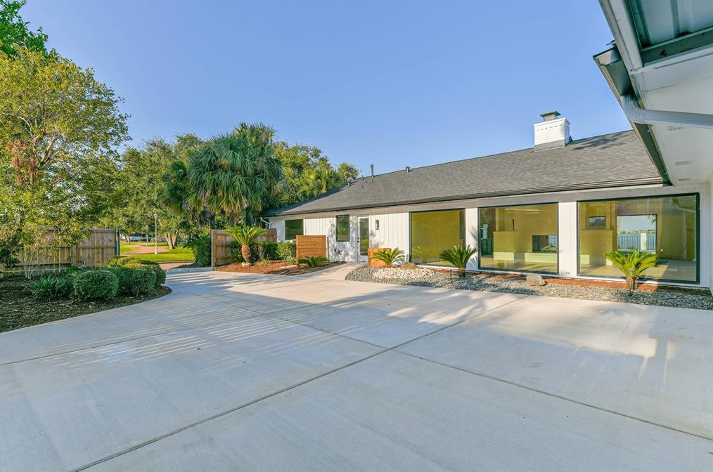 18502 Upper Bay Rd, Houston TX  77058-4230 exterior
