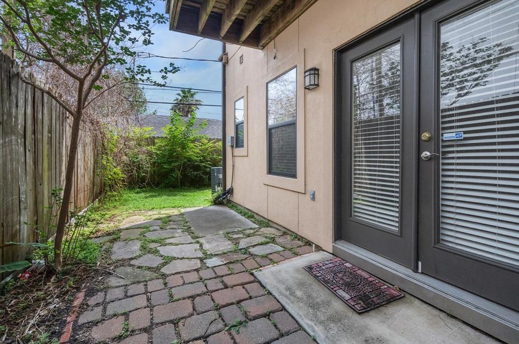 2421 Dorrington St, Houston TX  77030-1971 exterior