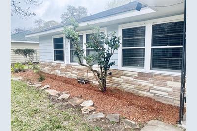 910 Magnolia Street, Lake Jackson, TX 77566 - Photo 1