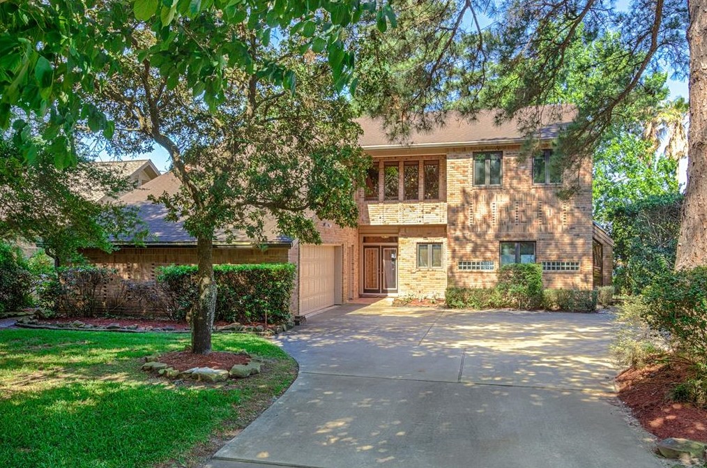 9291 Escondido Dr, Panorama Village, TX 77318