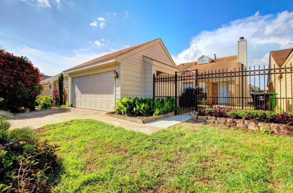11842 Spring Grove Dr, Houston, TX 77099