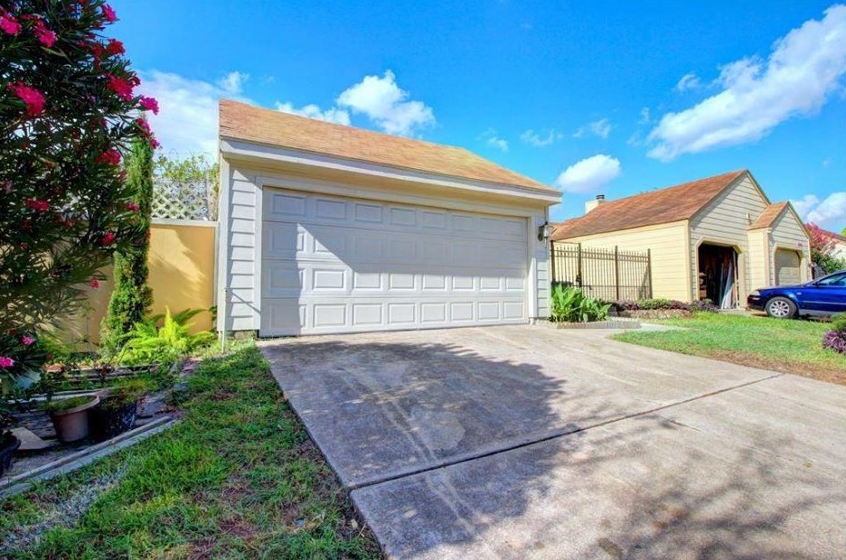 11842 Spring Grove Dr, Houston TX  77099-5025 exterior