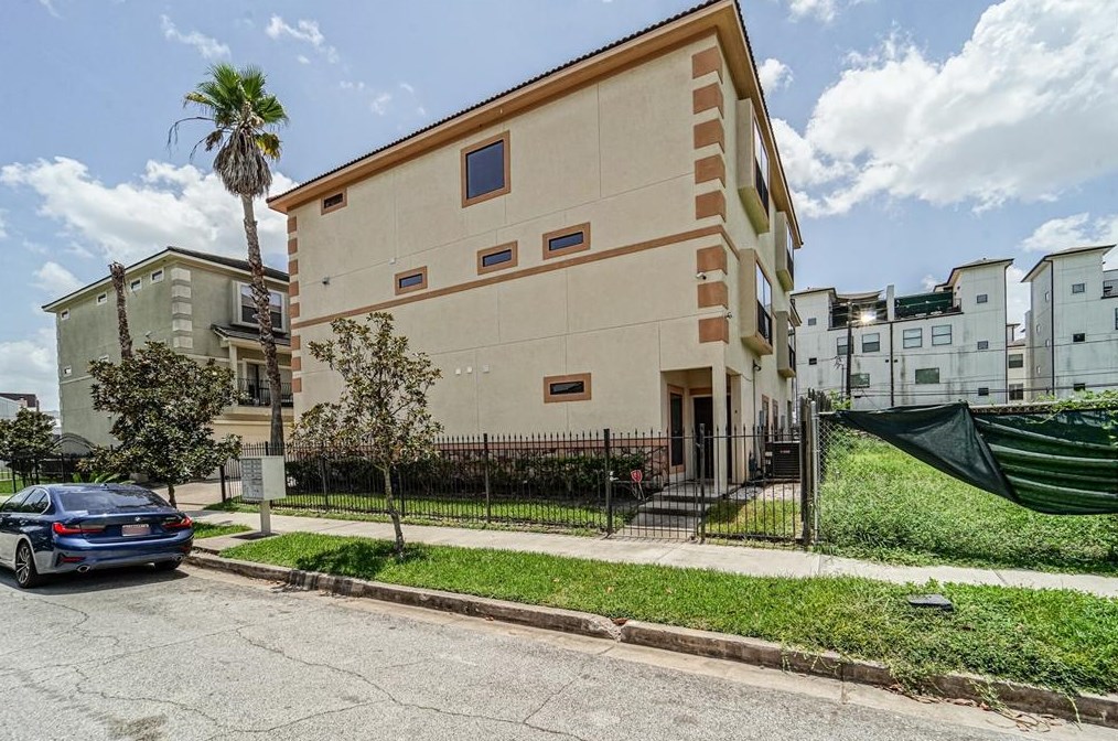 2540 Prospect St, Houston, TX 77004-7432