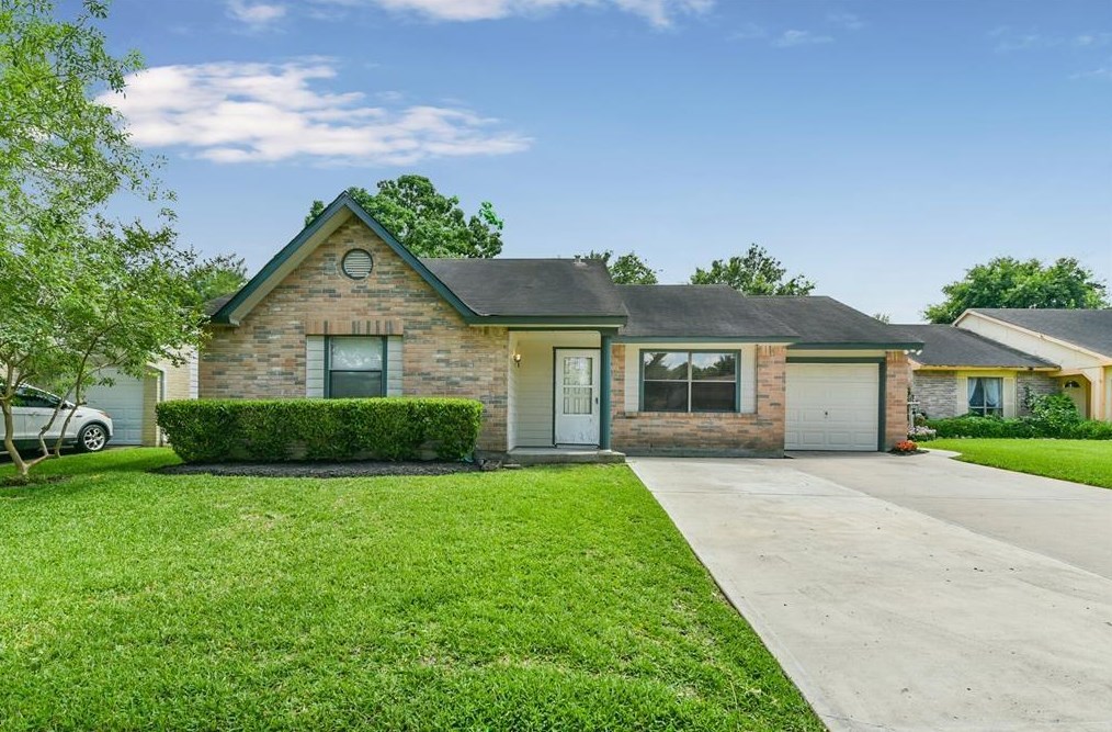6922 Tara Dr, Richmond, TX 77469
