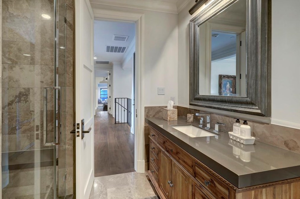 209 Bryn Mawr Cir, Houston TX  exterior