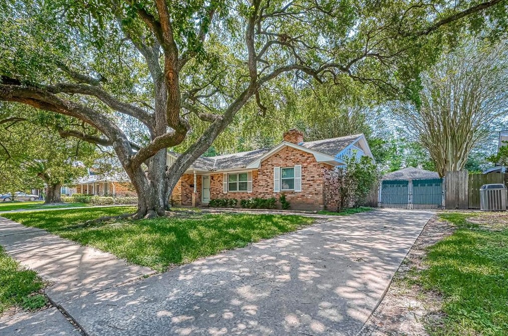 8015 Edgemoor Dr, Houston TX  77036-5603 exterior