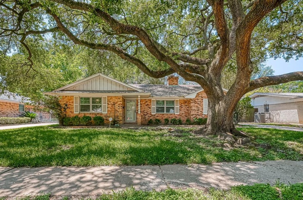 8015 Edgemoor Dr, Houston, TX 77036