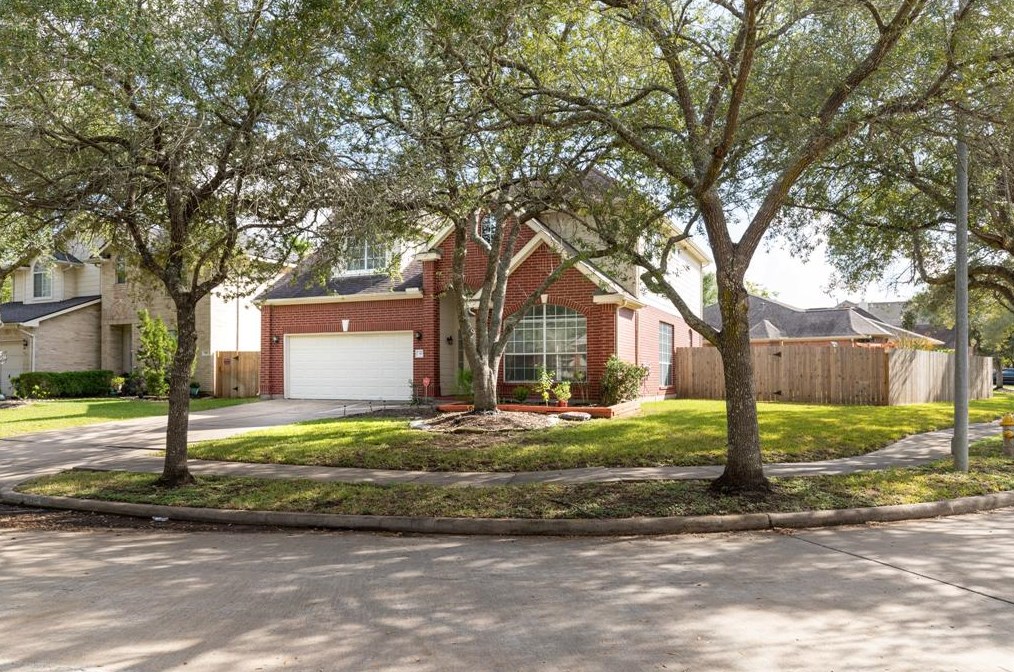819 Featherbrook Ct, Sugar Land, TX 77479
