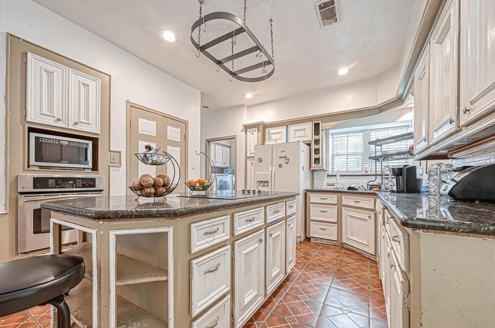 17307 Ponderosa Pne Dr, Houston TX  77090-2057 exterior