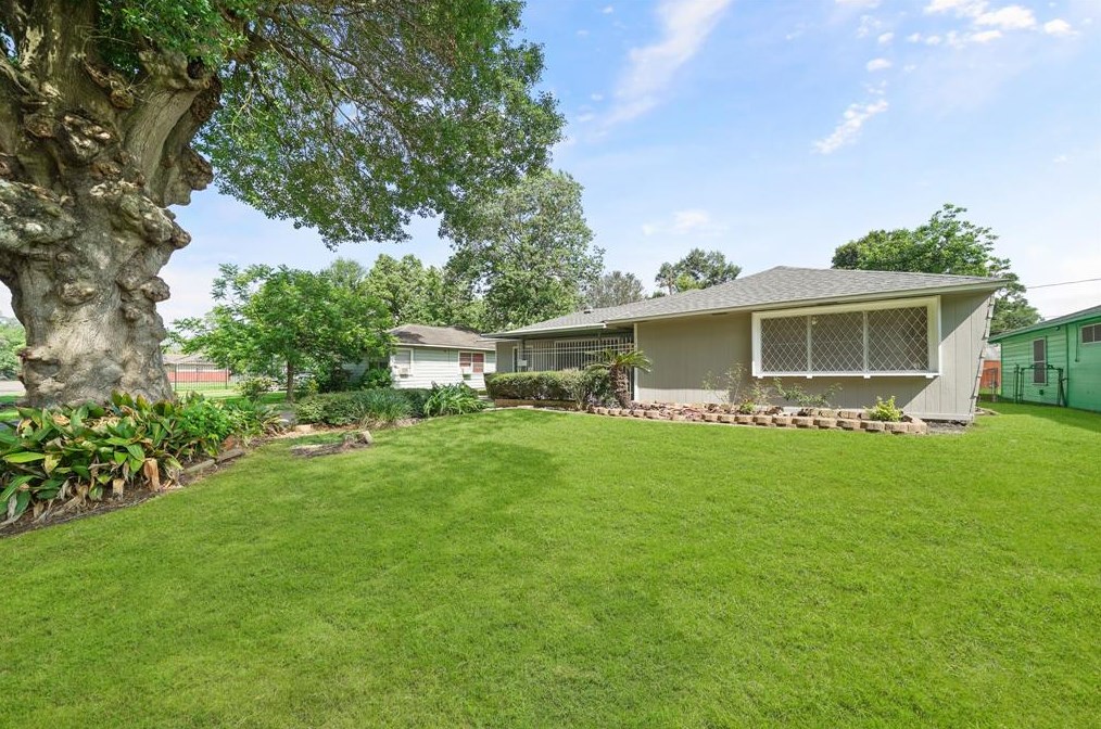 5909 Southlea St, Houston, TX 77033-1037
