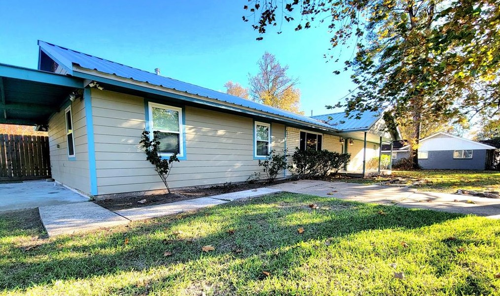 240 Spring Ave, Shepherd, TX 77371-2550