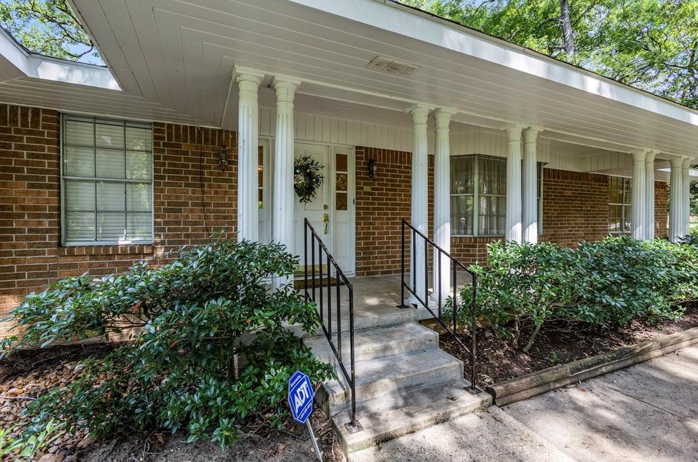 115 Greenway Dr, Conroe, TX 77304-1709