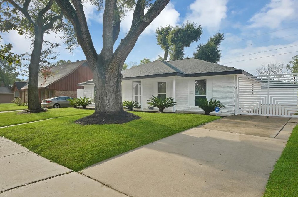 5215 Trail Lake Dr, Houston, TX 77045