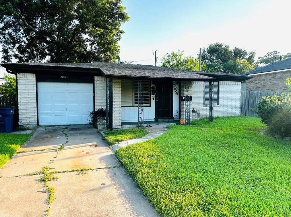 7216 Heron Ln, Texas City, TX 77591