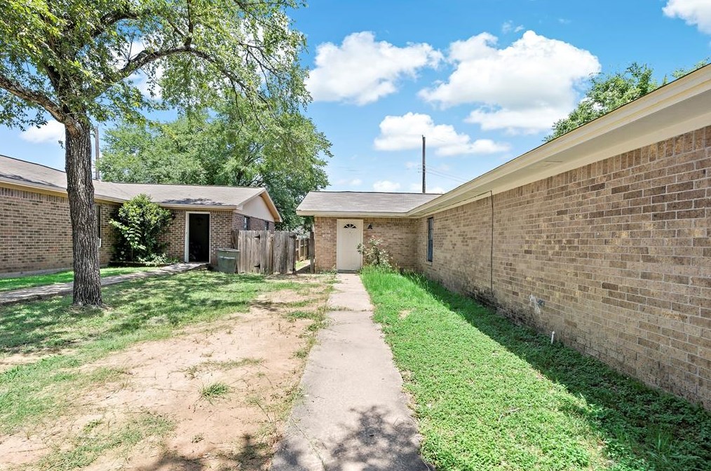 2809 Sprucewood St, Bryan, TX 77801