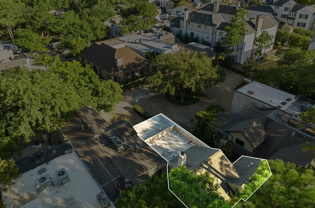 10 Briar Hollow Ln, Houston TX  77027-2817 exterior