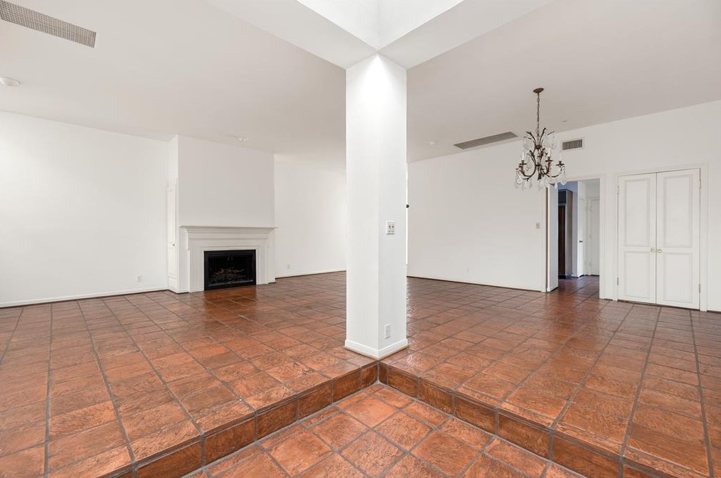 10 Briar Hollow Ln, Houston, TX 77027-2817