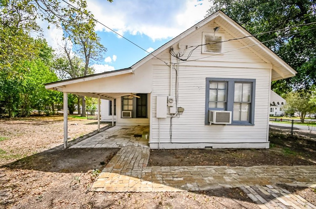715 Anderson St, Engle, TX 78956