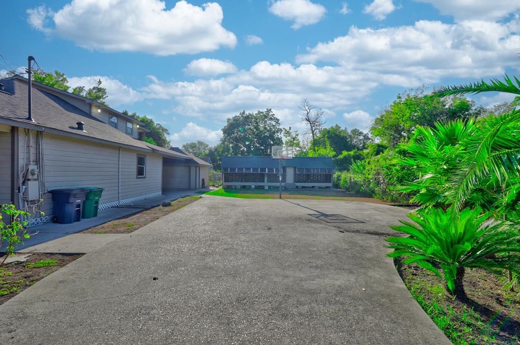 4825 Falls St, Houston TX  77026-2632 exterior
