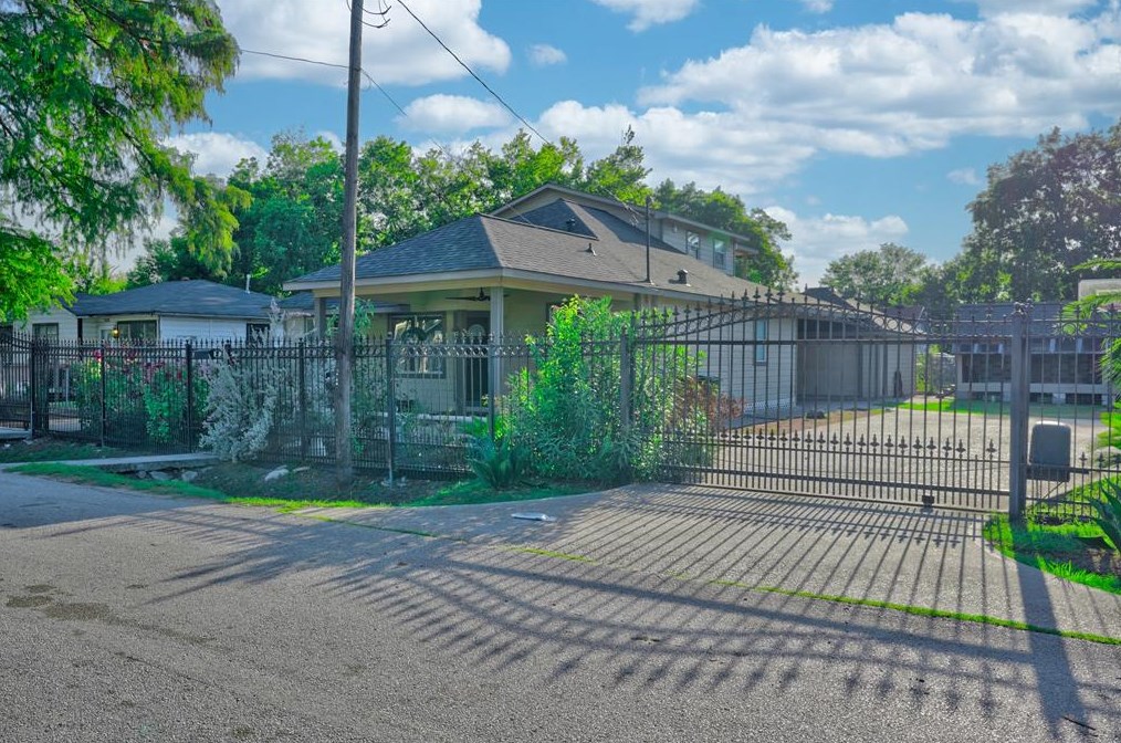 4825 Falls St, Houston, TX 77026