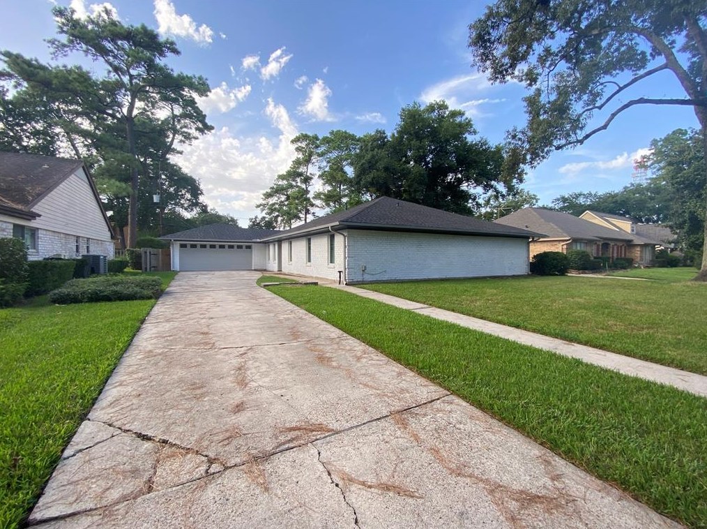 210 Leaflet Ln, Spring TX  77388-5958 exterior
