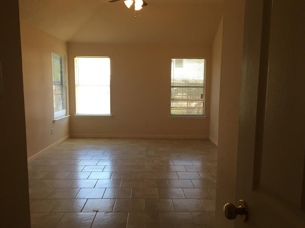 8719 Venture Ln, Morgans Point, TX 77571